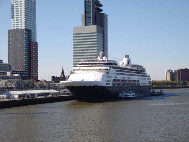 Cruiseschip ms Ryndam aan de Cruise Terminal Rotterdam